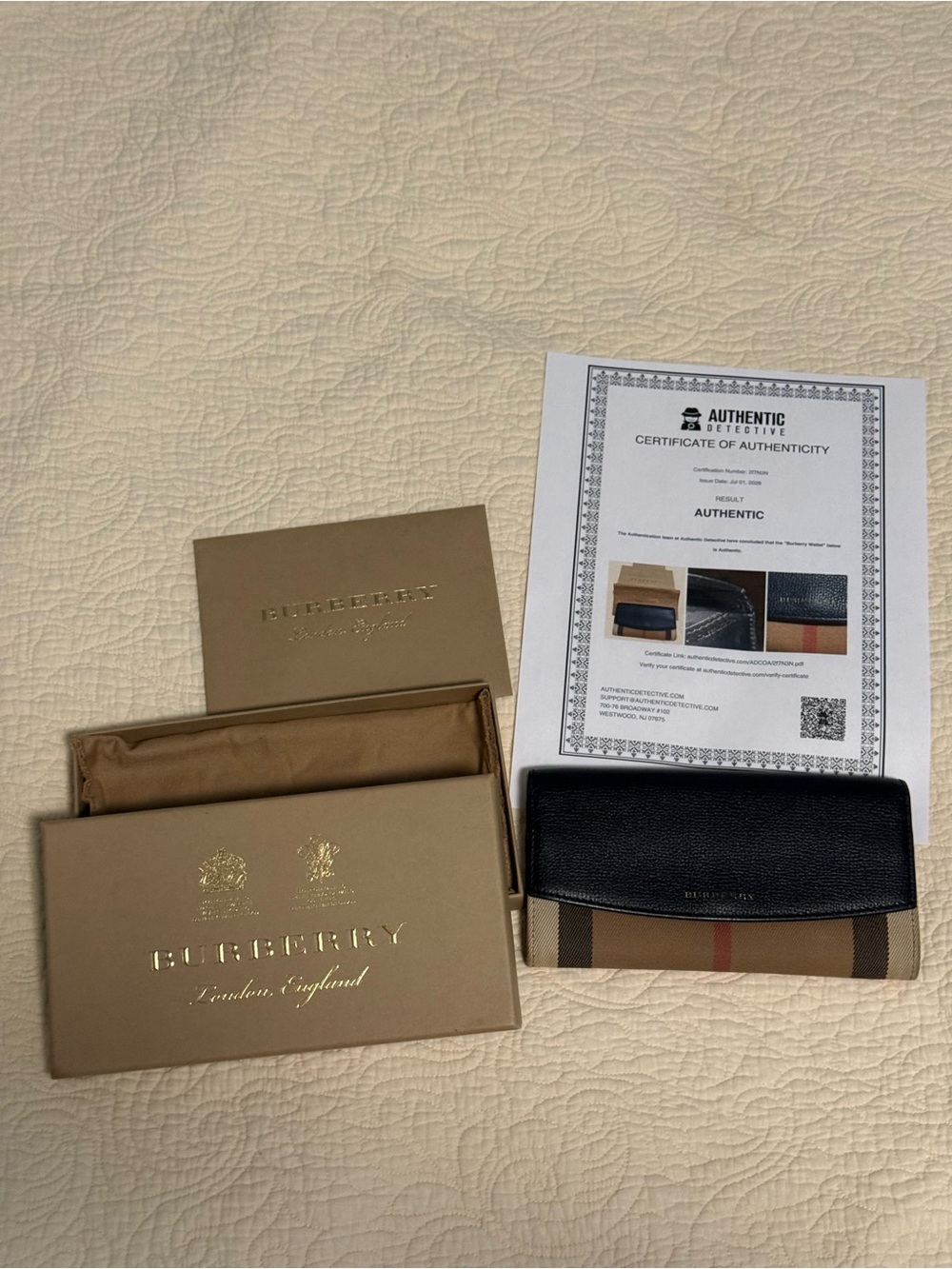 Burberry iconic Leather & Beige Check Wallet! Full inclusion with COA!!
